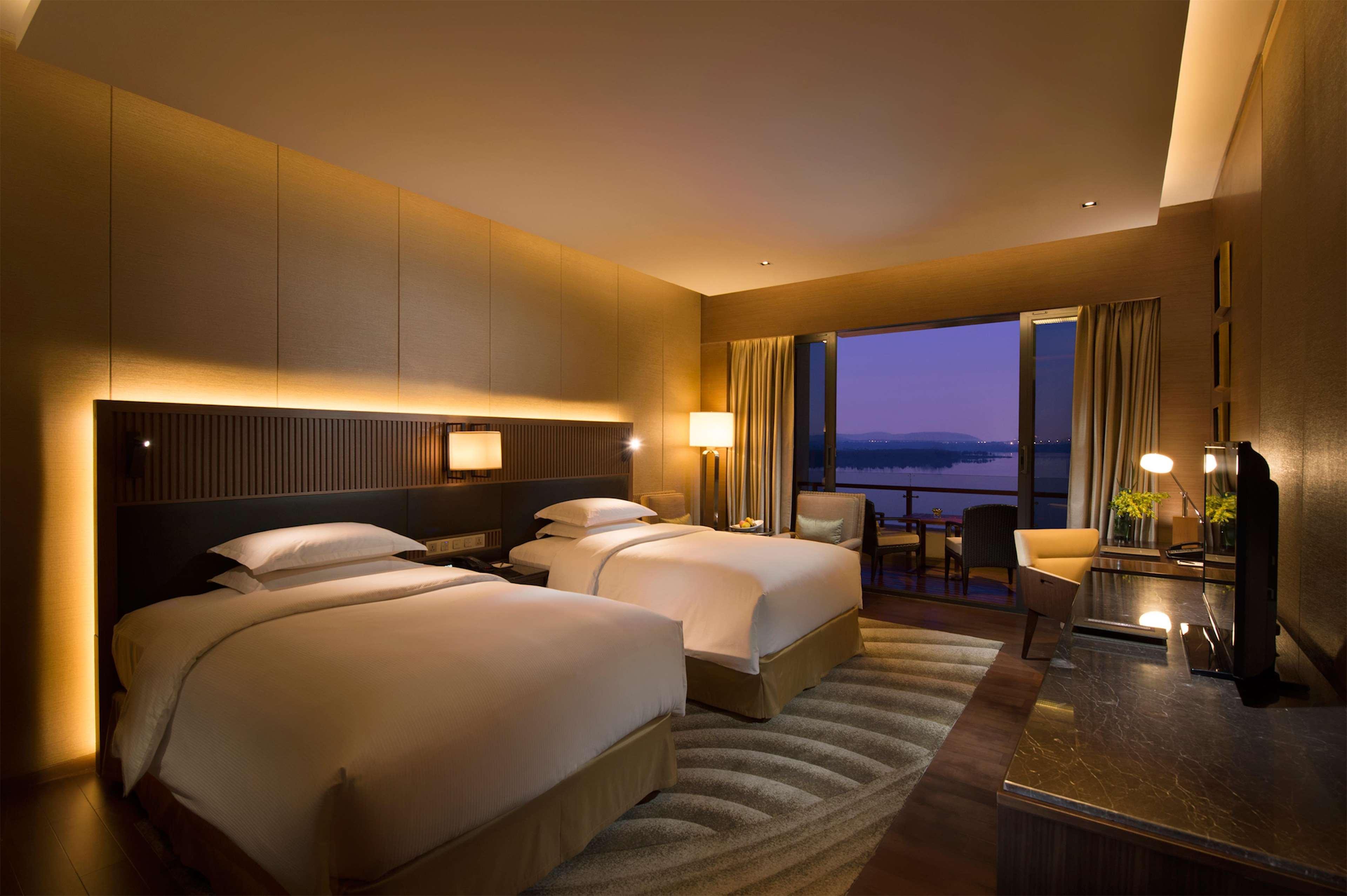Hilton Wuhan Optics Valley Exterior foto