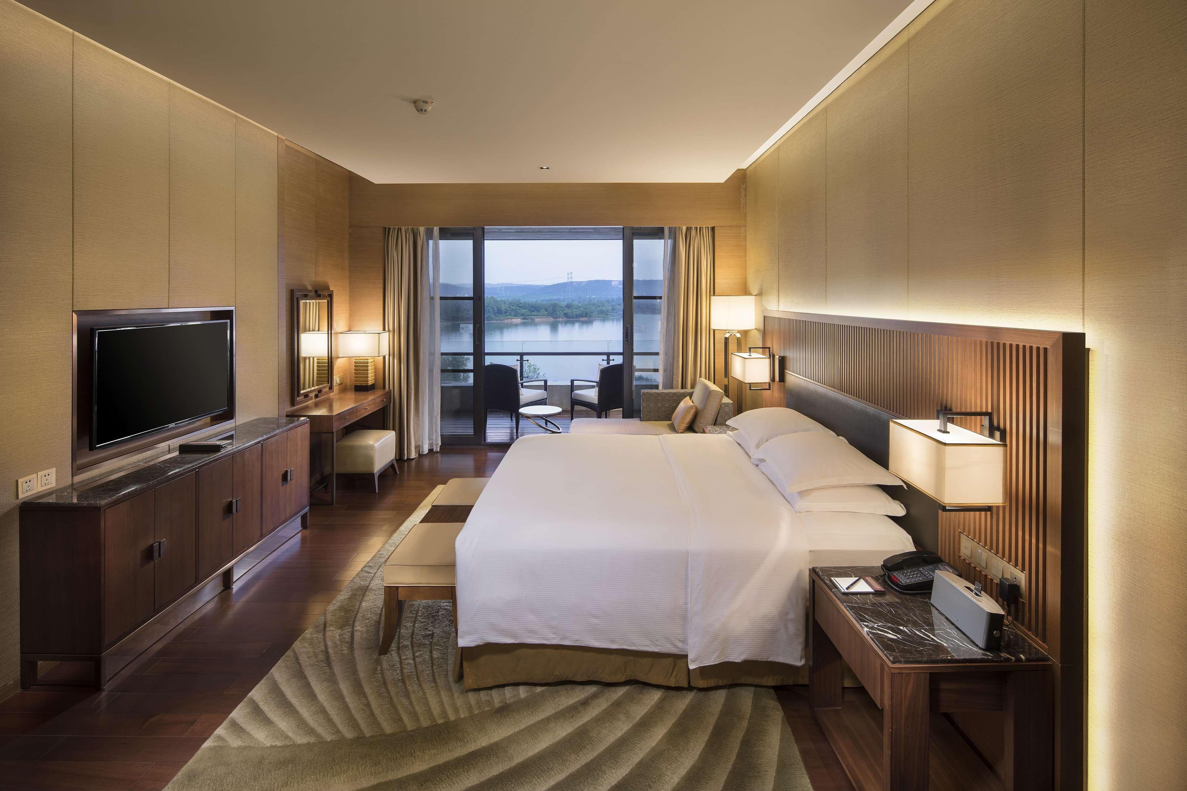 Hilton Wuhan Optics Valley Exterior foto