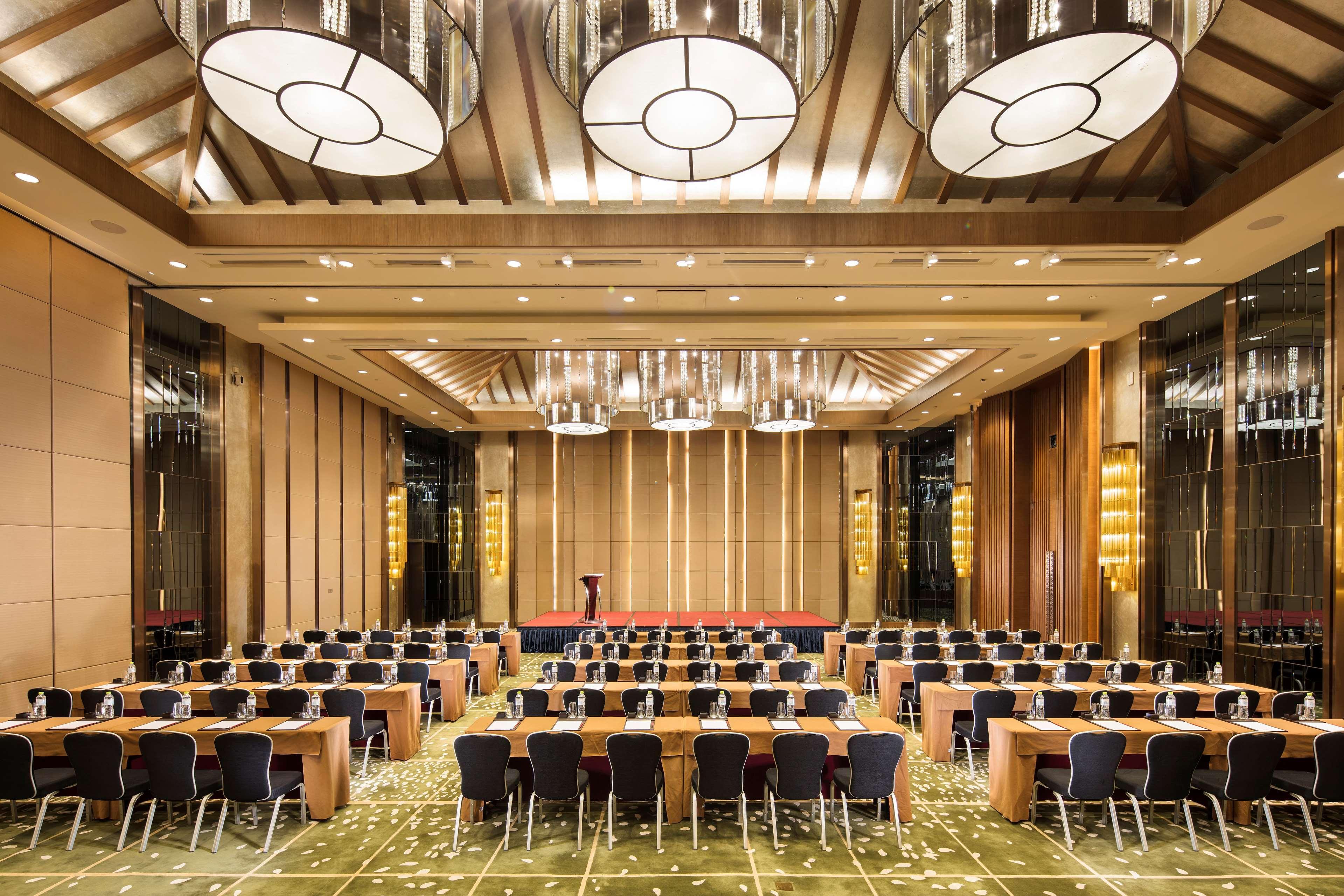 Hilton Wuhan Optics Valley Exterior foto