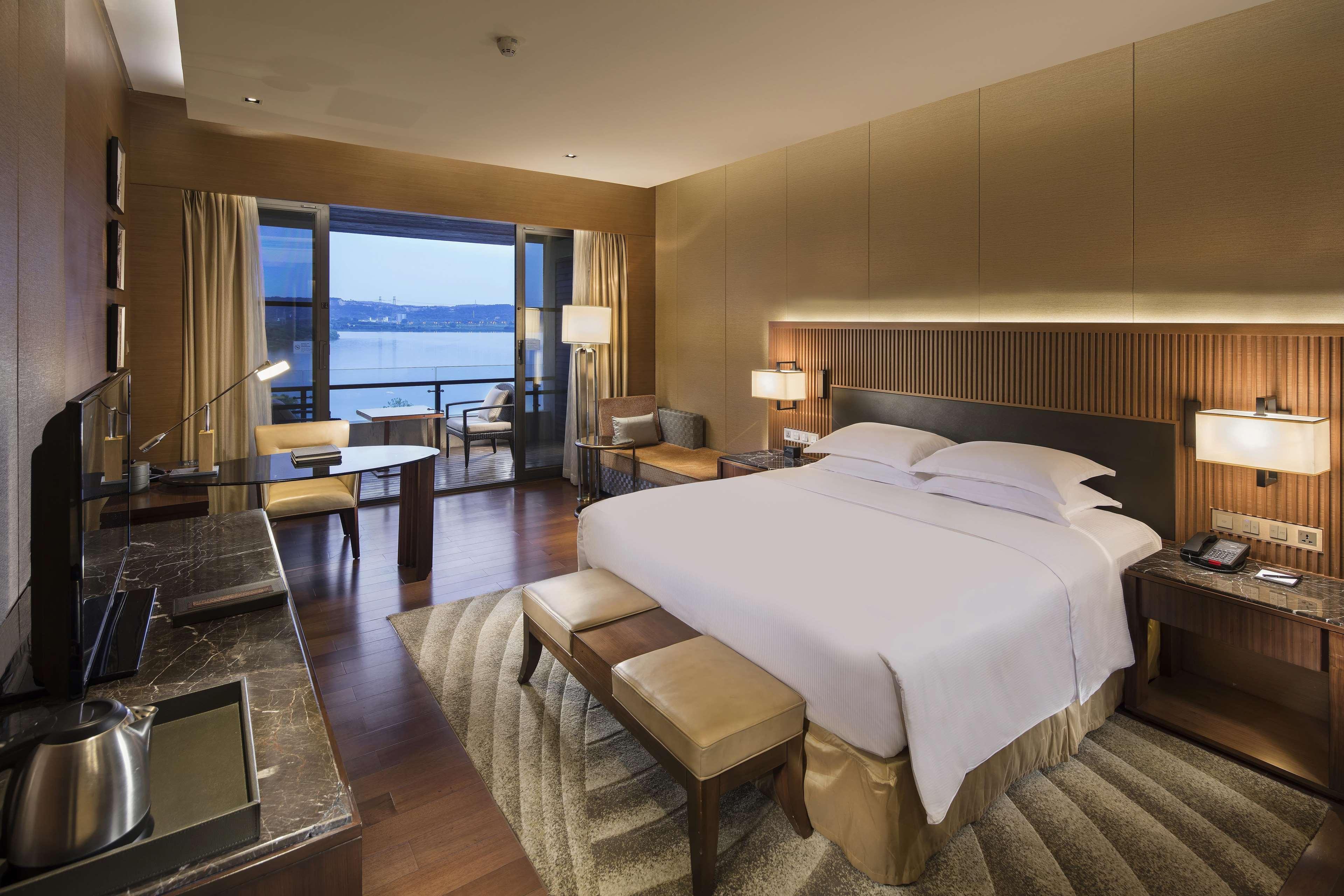 Hilton Wuhan Optics Valley Exterior foto