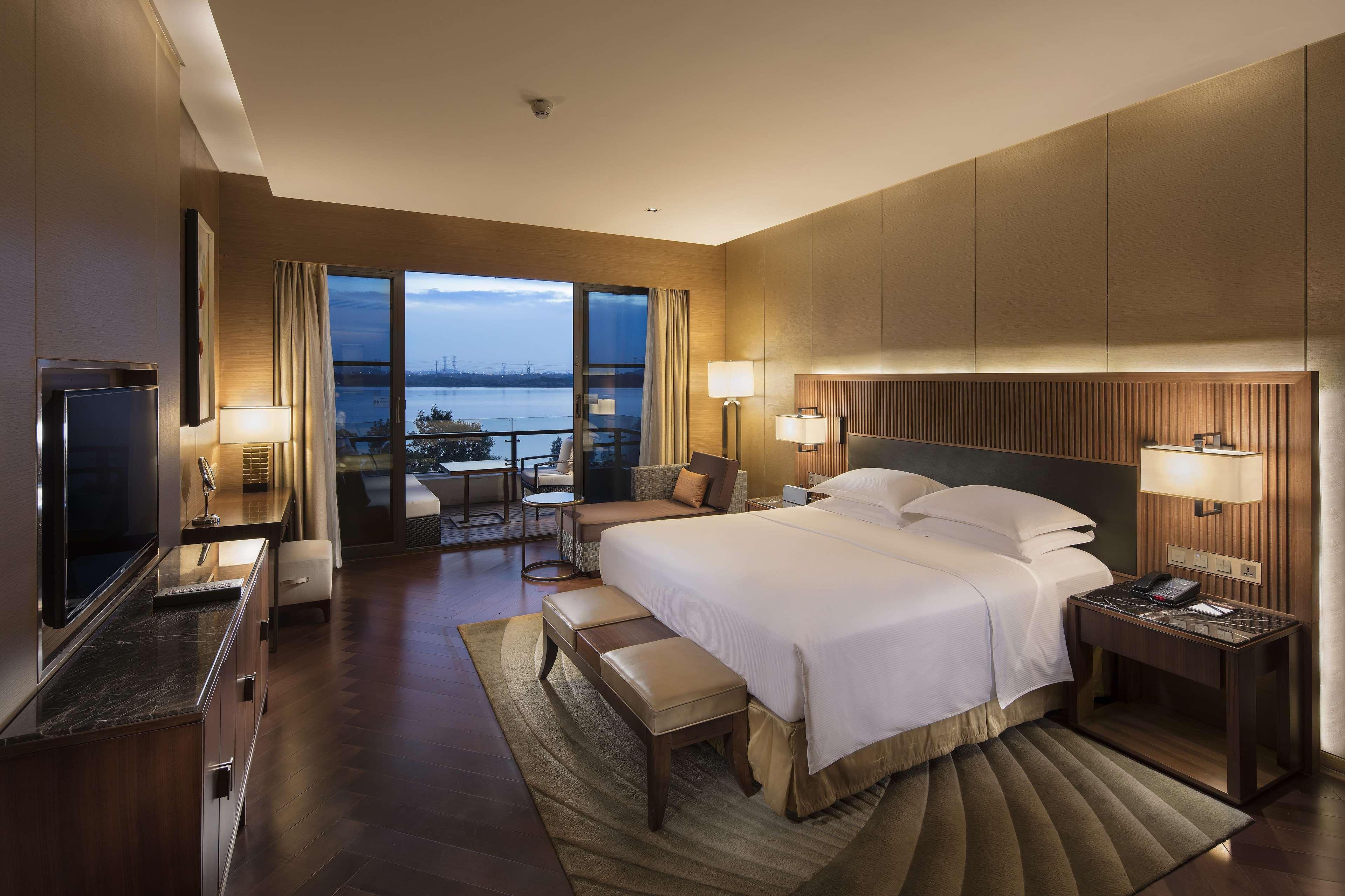 Hilton Wuhan Optics Valley Exterior foto