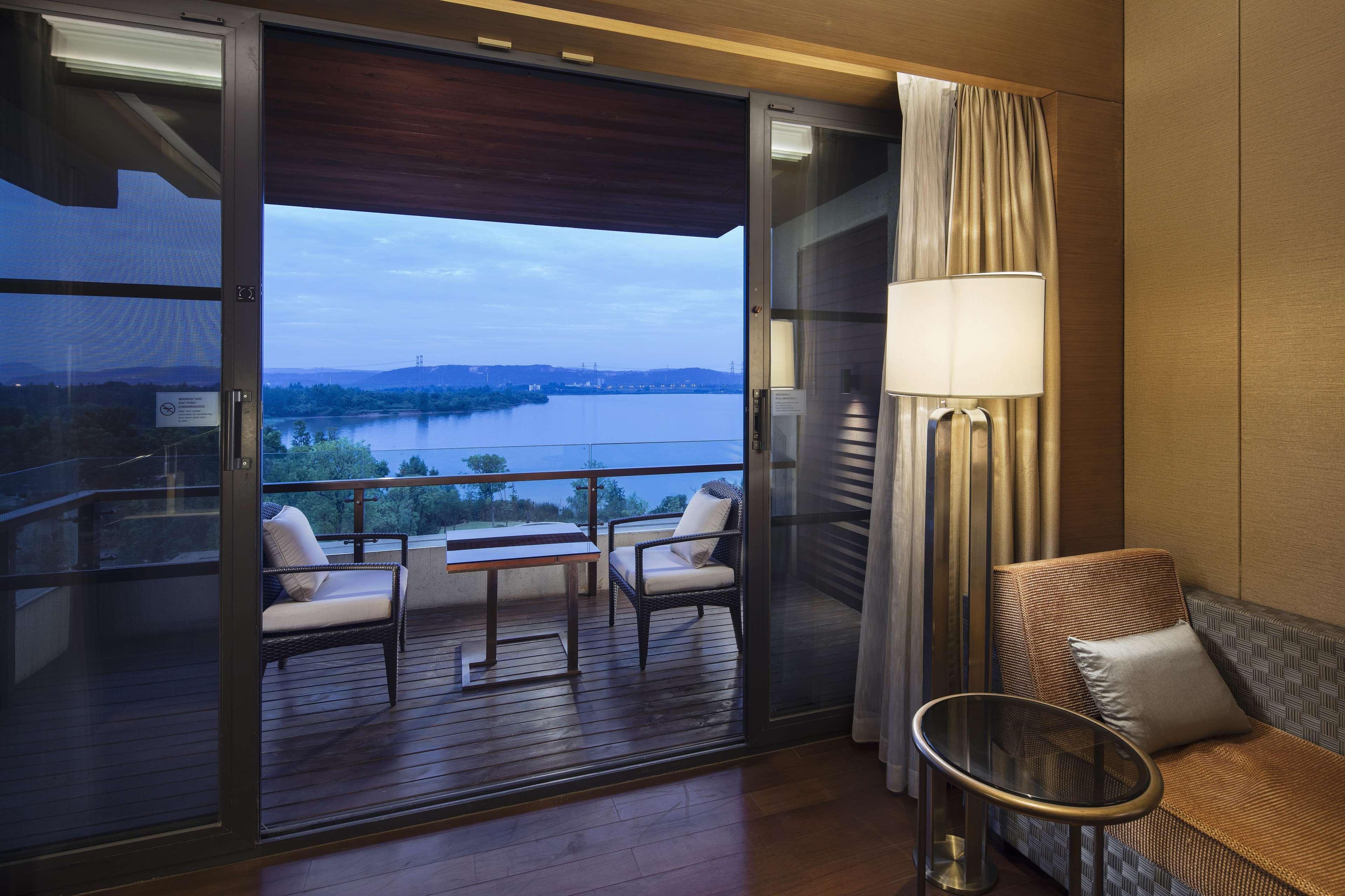 Hilton Wuhan Optics Valley Exterior foto