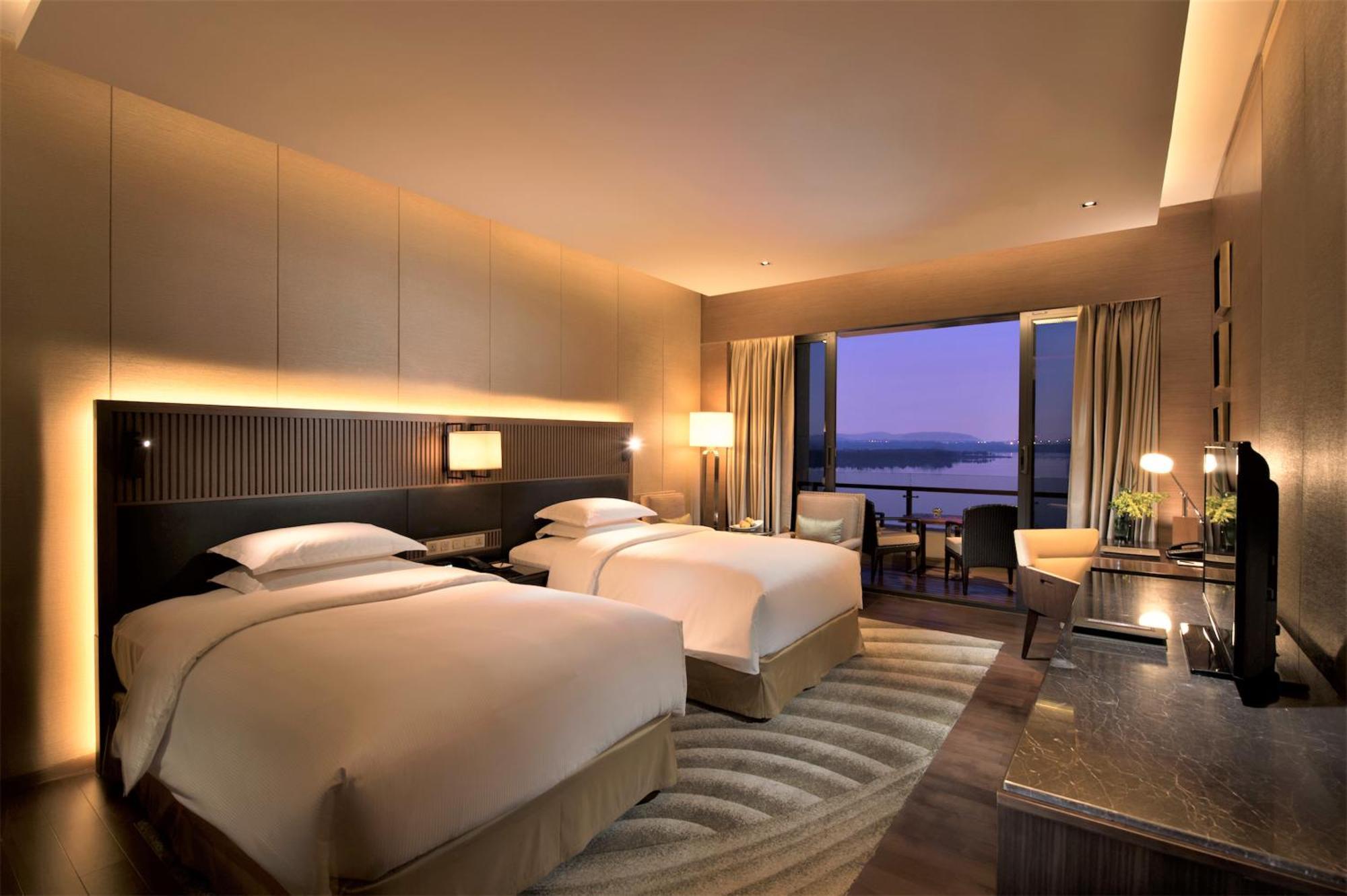 Hilton Wuhan Optics Valley Exterior foto