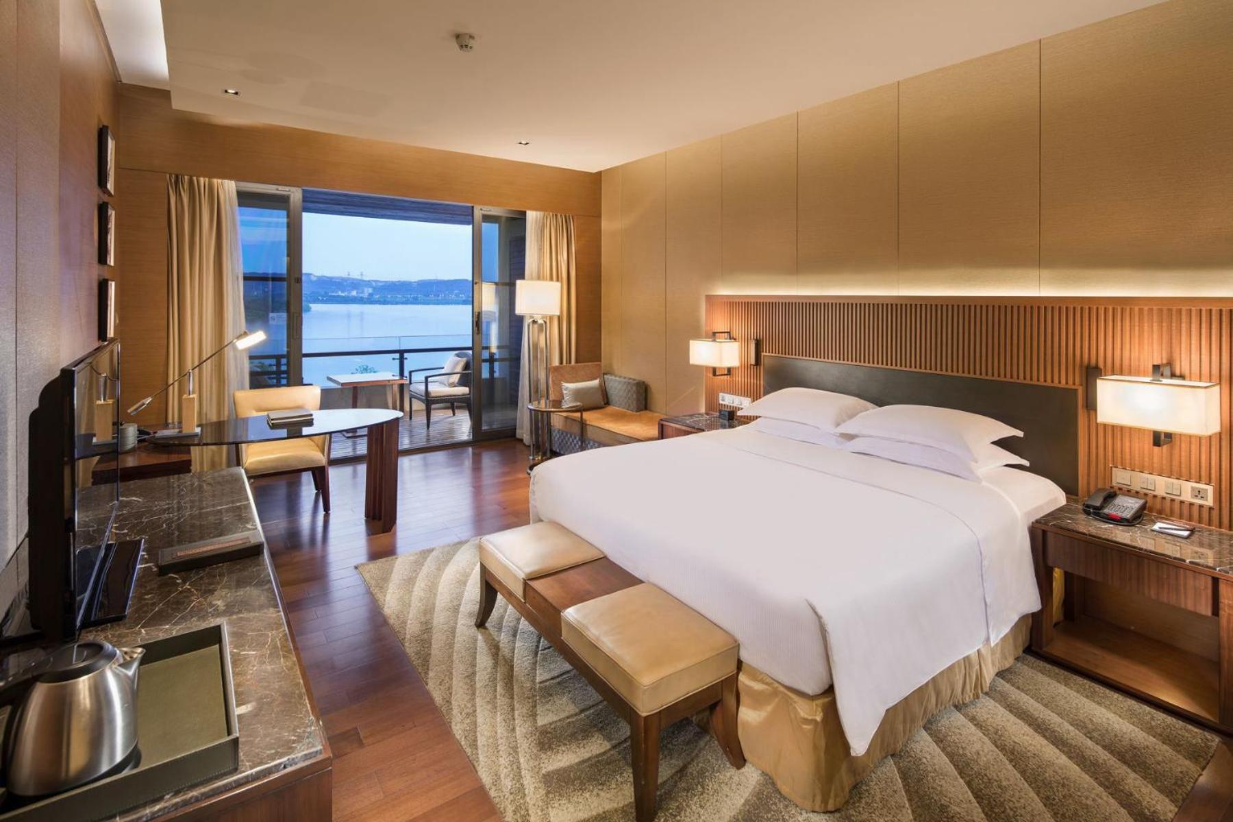 Hilton Wuhan Optics Valley Exterior foto
