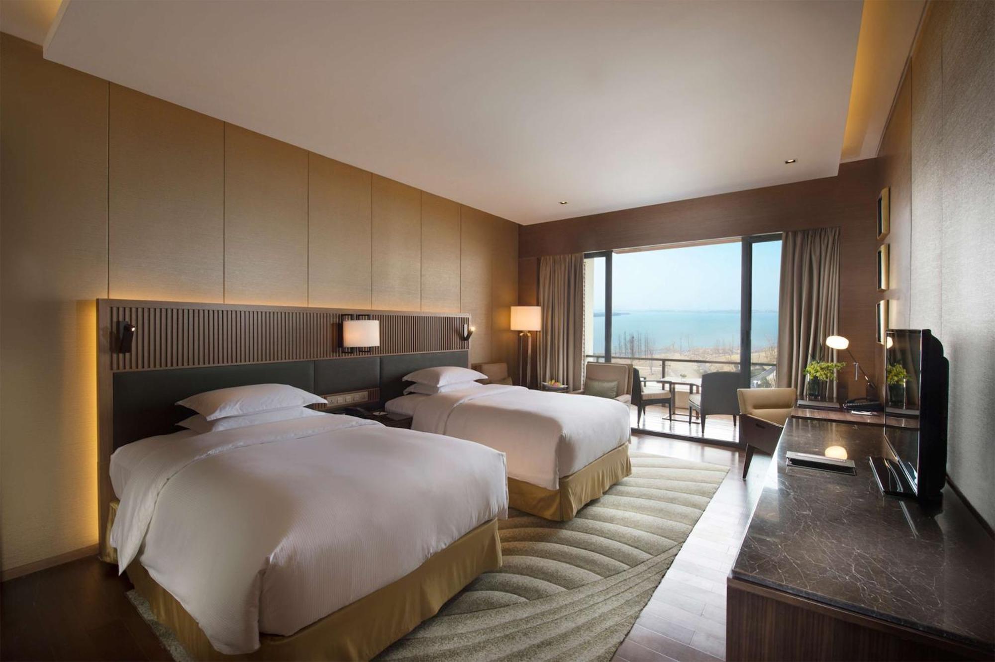 Hilton Wuhan Optics Valley Exterior foto
