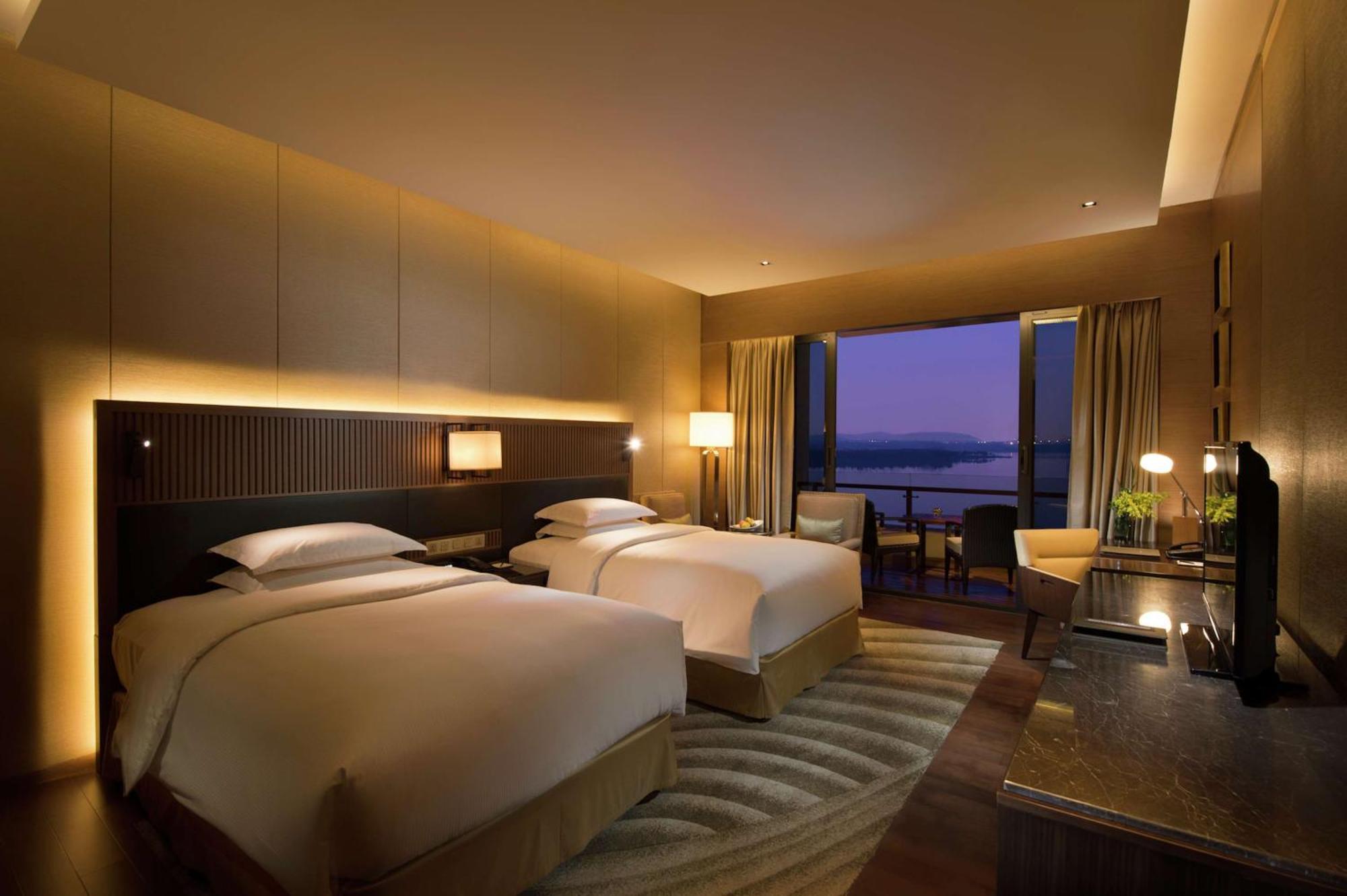 Hilton Wuhan Optics Valley Exterior foto