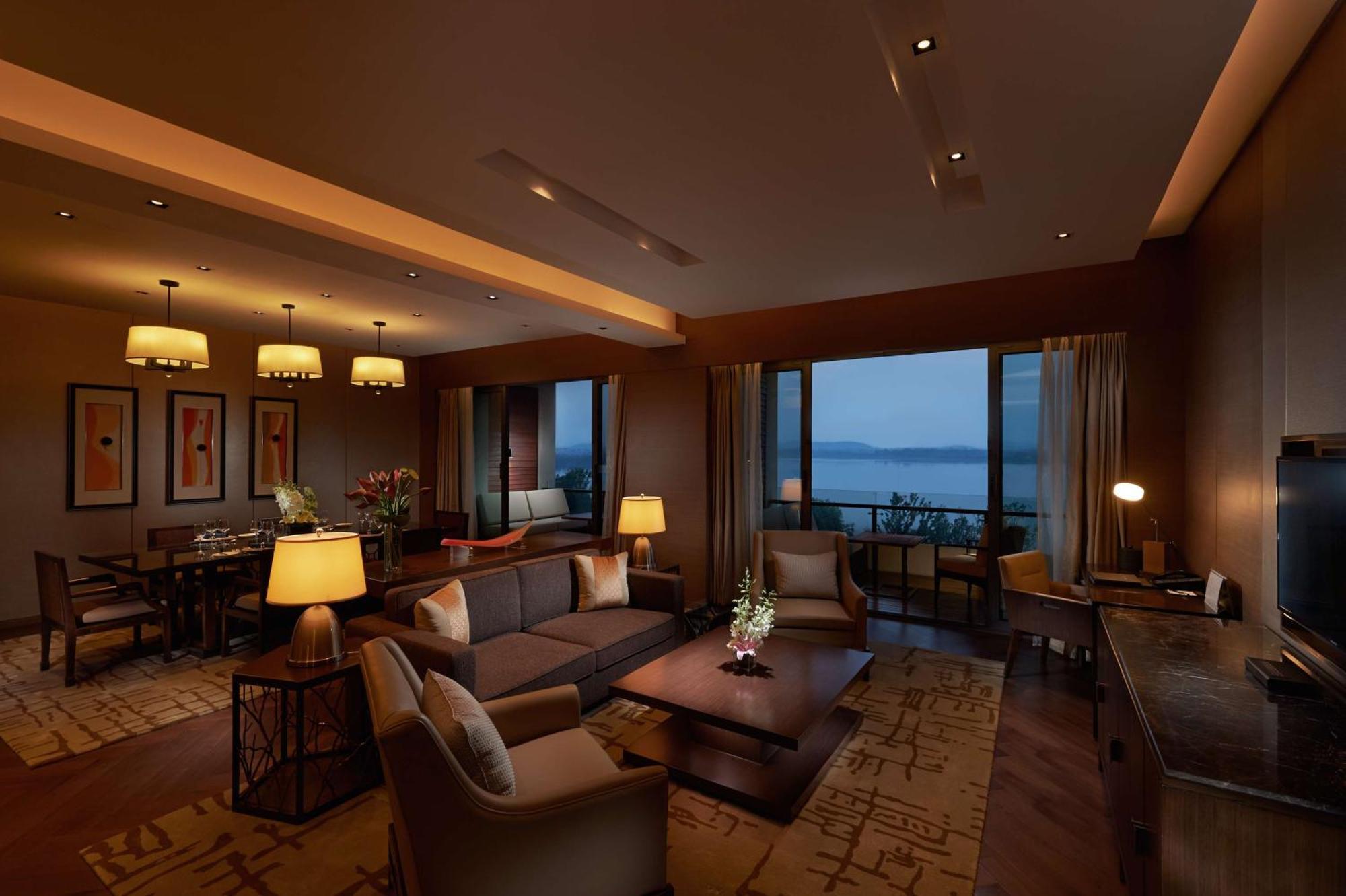 Hilton Wuhan Optics Valley Exterior foto